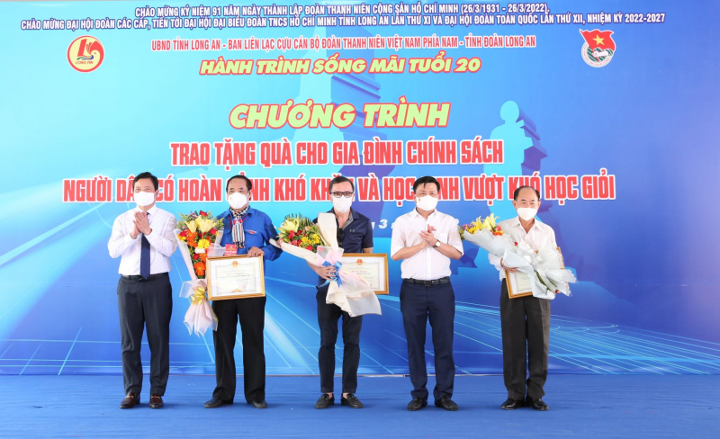 Hàng trăm phần quà, xuất học bổng đến với người dân học sinh trong chương trình 