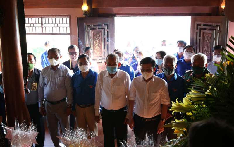 Hàng trăm phần quà, xuất học bổng đến với người dân học sinh trong chương trình 