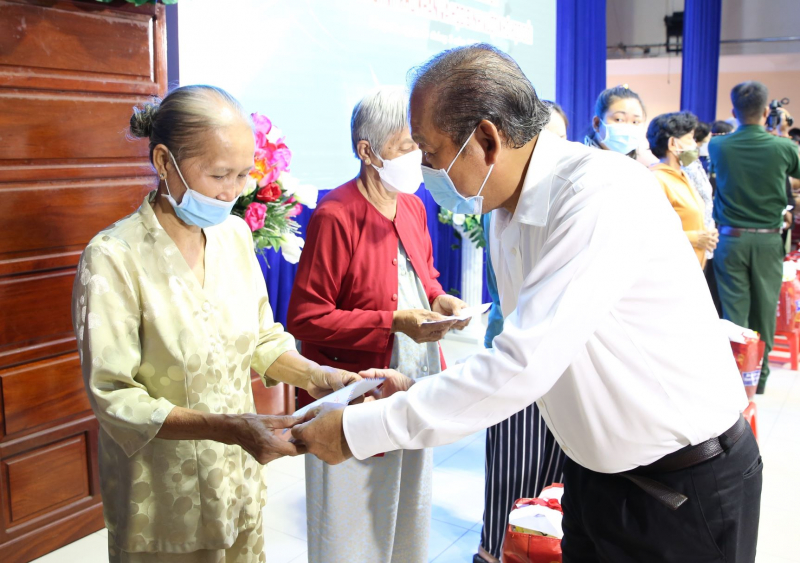 Hàng trăm phần quà, xuất học bổng đến với người dân học sinh trong chương trình 