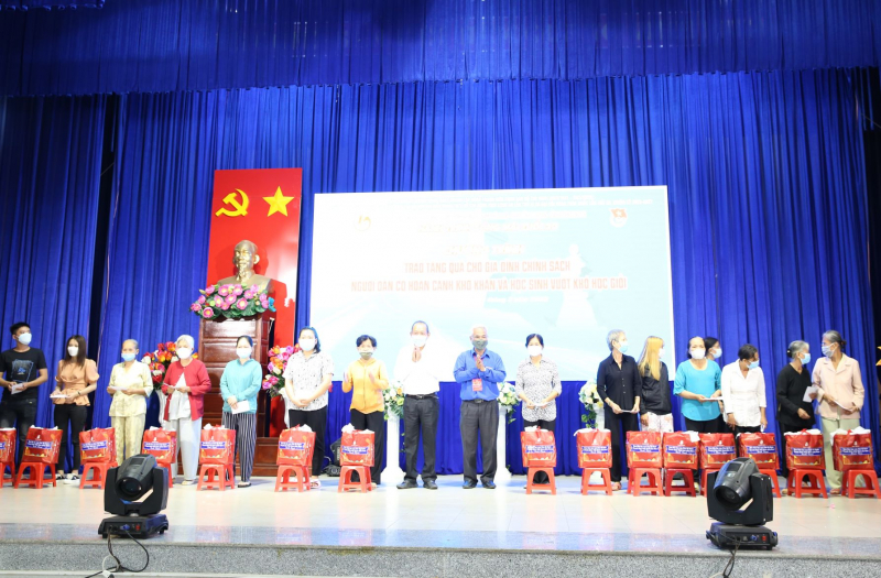 Hàng trăm phần quà, xuất học bổng đến với người dân học sinh trong chương trình 