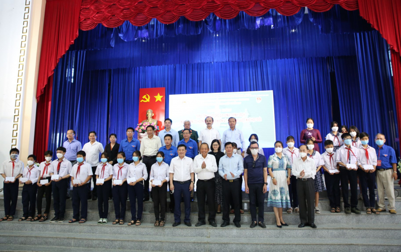 Hàng trăm phần quà, xuất học bổng đến với người dân học sinh trong chương trình 