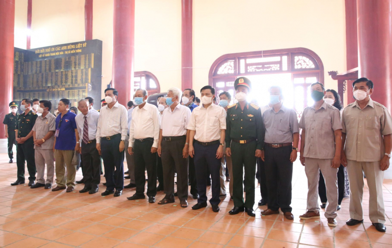 Hàng trăm phần quà, xuất học bổng đến với người dân học sinh trong chương trình 