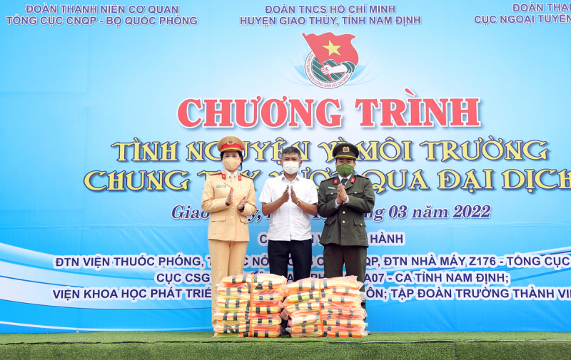 Thanh niên tình nguyện vì môi trường, chung tay giúp nhân dân đẩy lùi dịch bệnh -0