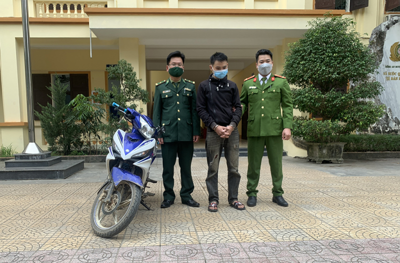 Bắt gã nghiện cướp giật điện thoại của học sinh -0