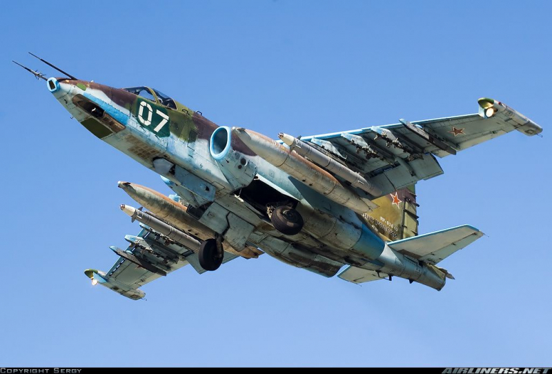 Su-25 Nga trúng tên lửa Ukraine rách toác nhưng vẫn về căn cứ an toàn -0