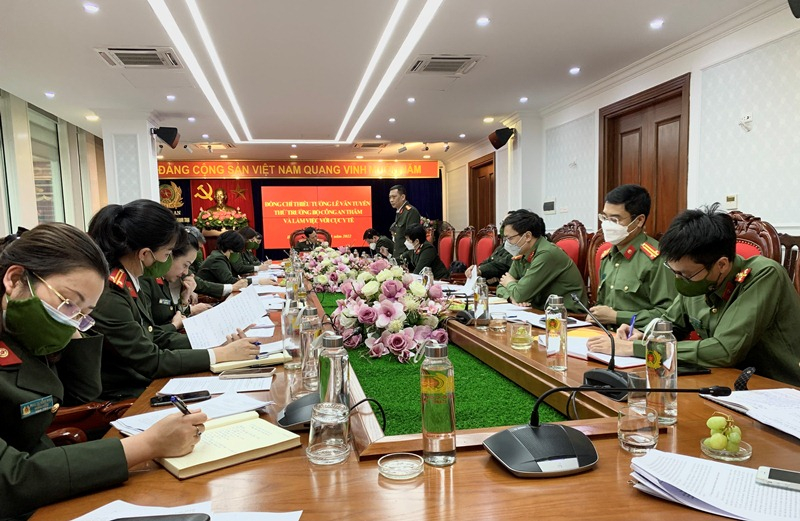 Thứ trưởng Lê Văn Tuyến kiểm tra công tác tại Cục Y tế -0