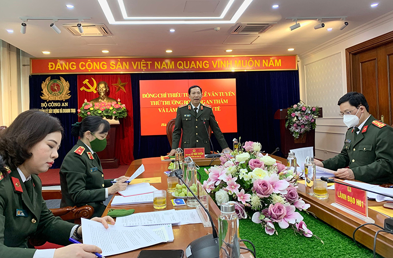 Thứ trưởng Lê Văn Tuyến kiểm tra công tác tại Cục Y tế -0