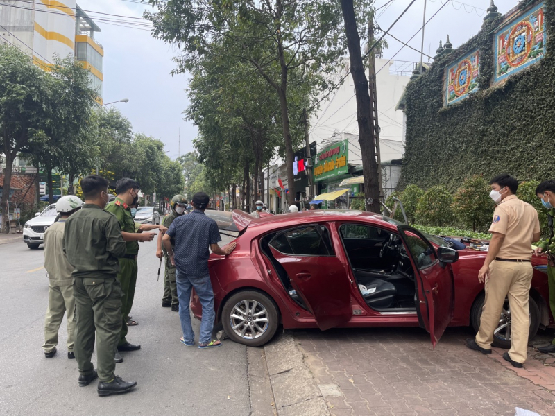 Người đàn ông trên tay cầm kim tiêm, lái ô tô đâm vào tường rào một ngôi chùa -0