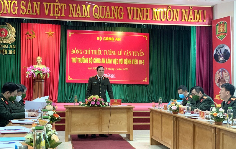 Thứ trưởng Lê Văn Tuyến kiểm tra công tác Bệnh viện 19-8 -0