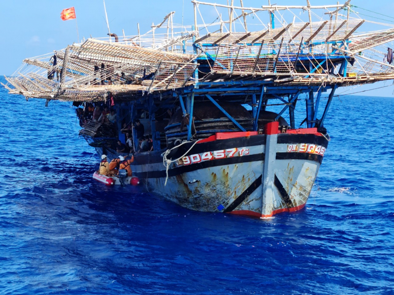 Hơn 20 giờ cứu nạn ngư dân bị chấn thương nặng ngoài khơi đưa vào bờ -0