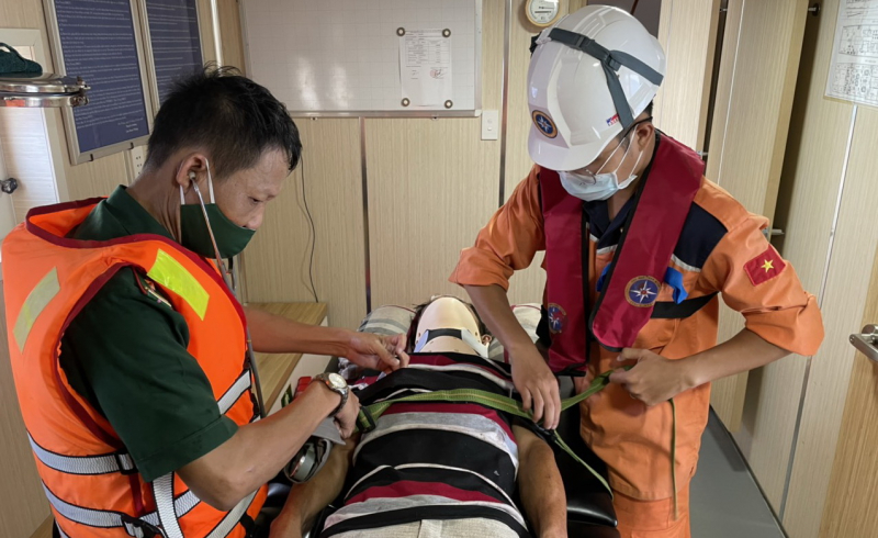 Hơn 20 giờ cứu nạn ngư dân bị chấn thương nặng ngoài khơi đưa vào bờ -0