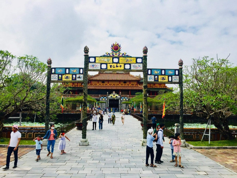 Du khách phản ánh bất cập trong việc phát hành vé gộp khi tham quan Hoàng Cung Huế -0