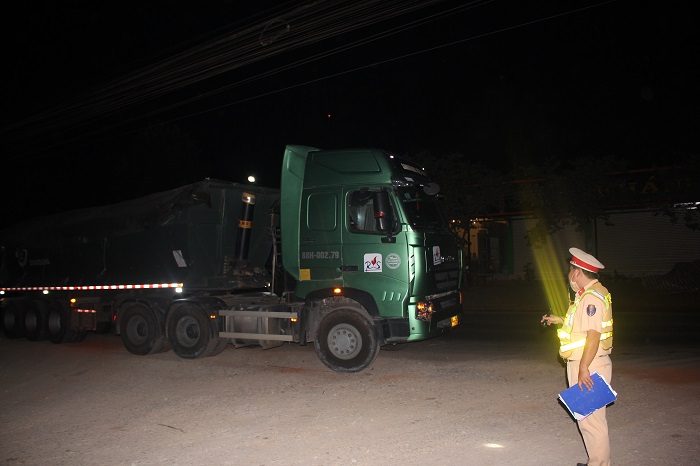 Cảnh sát giao thông chốt chặn, xử lý xe đầu kéo chở đất sét lậu -0