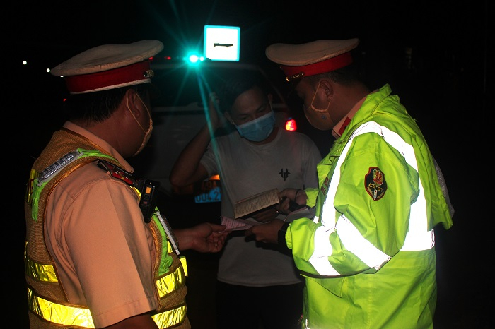 Cảnh sát giao thông chốt chặn, xử lý xe đầu kéo chở đất sét lậu -0