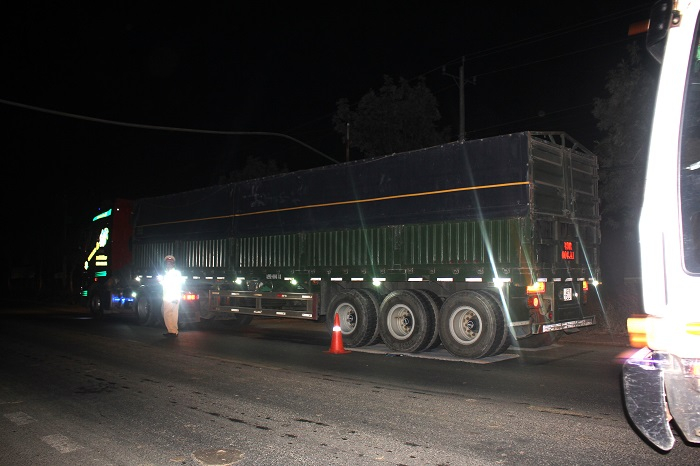 Cảnh sát giao thông chốt chặn, xử lý xe đầu kéo chở đất sét lậu -0