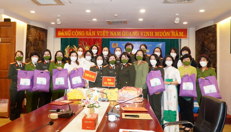 Tặng áo dài - Trao yêu thương -1