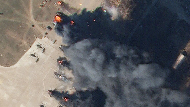 Ukraine phá loạt máy bay trong căn cứ Nga kiểm soát ở Kherson -0