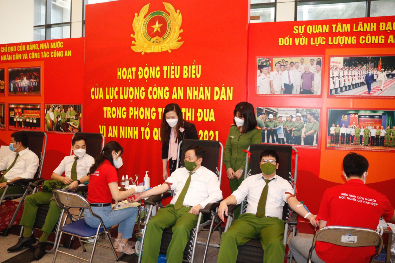 Giọt máu nghĩa tình vì đồng đội thân yêu -0