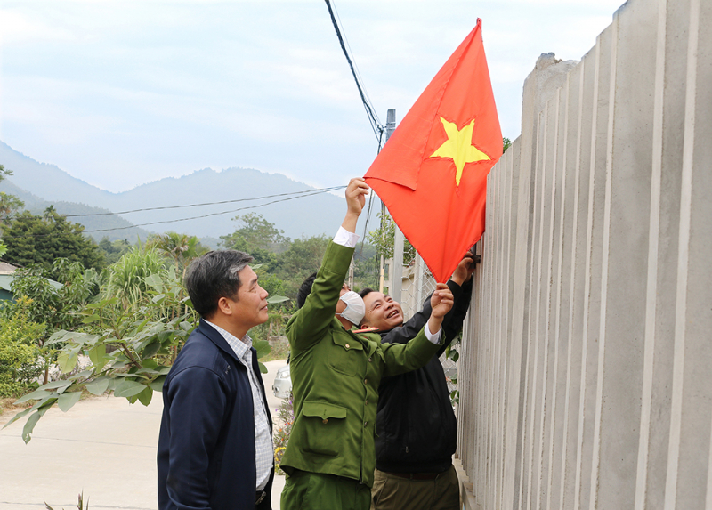 Cờ Tổ quốc, sáng đường xứ đạo -0