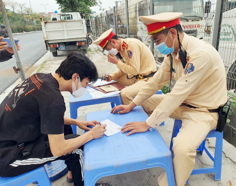 CSGT bắt dính hàng loạt xe quả tải ở mọi cửa ngõ Thủ đô -0