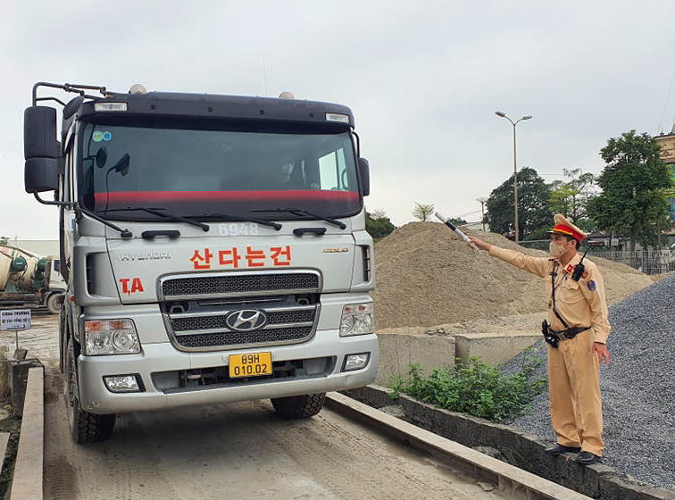 CSGT bắt dính hàng loạt xe quả tải ở mọi cửa ngõ Thủ đô -0