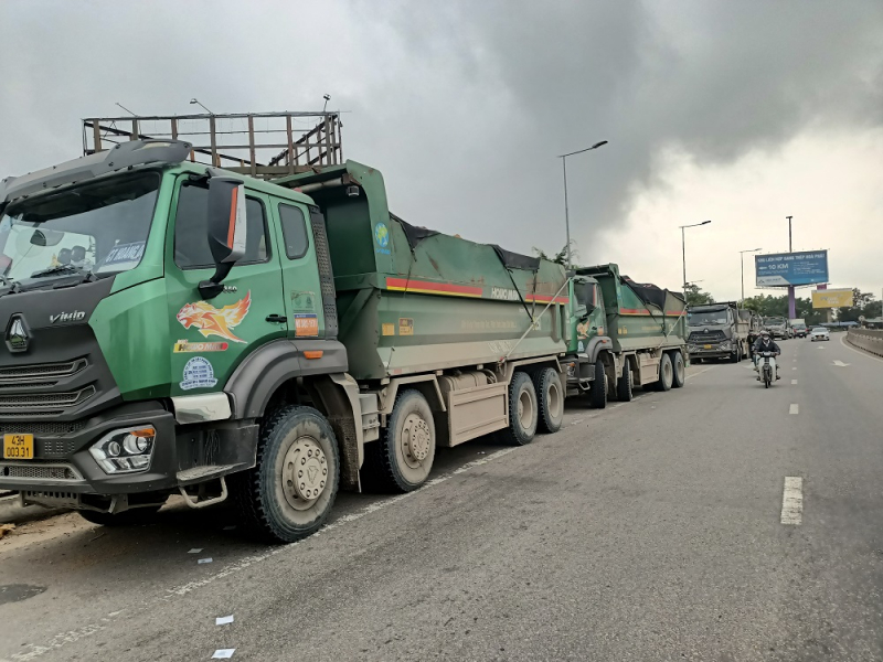 Xử lý nghiêm xe chở quá tải trên địa bàn Khu kinh tế Dung Quất -0