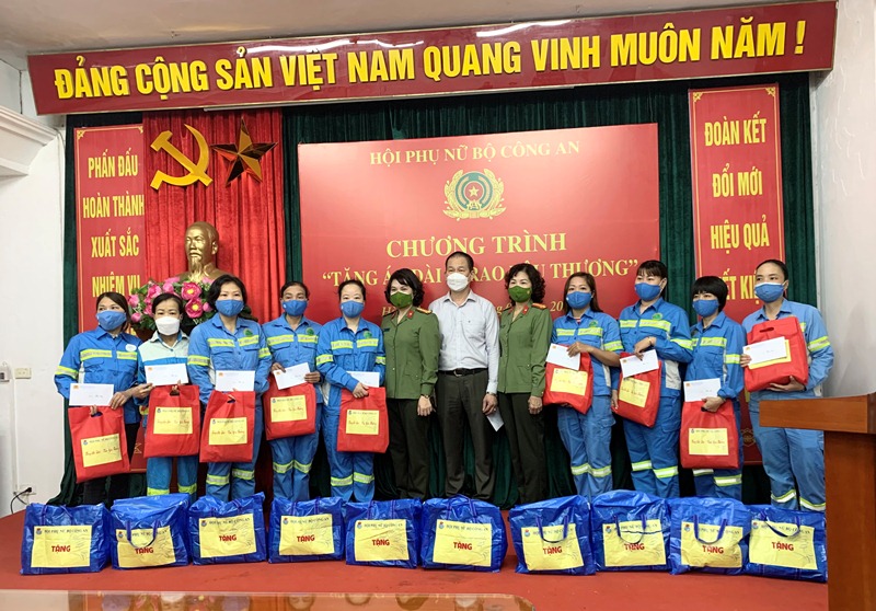 Tặng áo dài, trao gửi yêu thương đến chị em phụ nữ có hoàn cảnh khó khăn -0