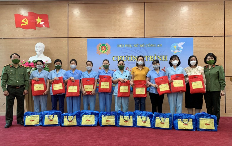 Tặng áo dài, trao gửi yêu thương đến chị em phụ nữ có hoàn cảnh khó khăn -0