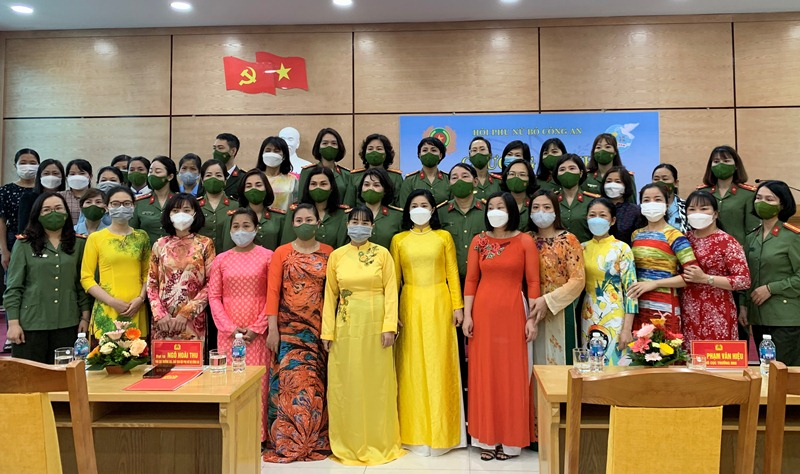 Tặng áo dài, trao gửi yêu thương đến chị em phụ nữ có hoàn cảnh khó khăn -0