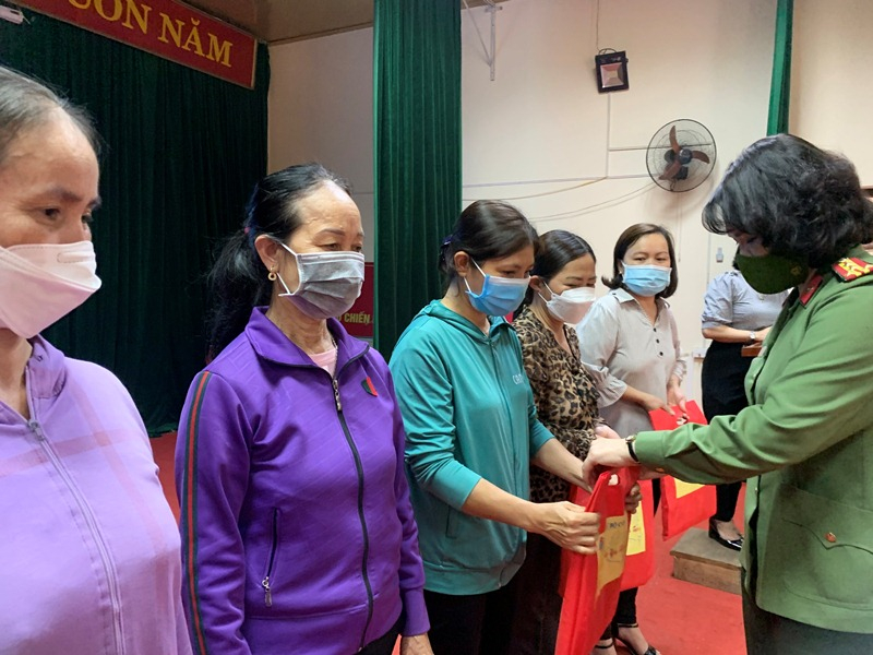 Tặng áo dài, trao gửi yêu thương đến chị em phụ nữ có hoàn cảnh khó khăn -0