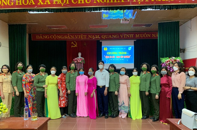 Tặng áo dài, trao gửi yêu thương đến chị em phụ nữ có hoàn cảnh khó khăn -0