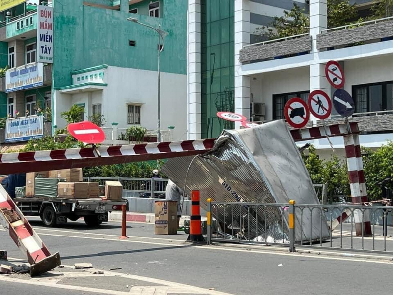 Thùng xe biến dạng khi cố tình vượt thanh chắn chiều cao hầm chui đường Phạm Văn Chí -0