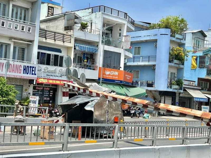 Thùng xe biến dạng khi cố tình vượt thanh chắn chiều cao hầm chui đường Phạm Văn Chí -1