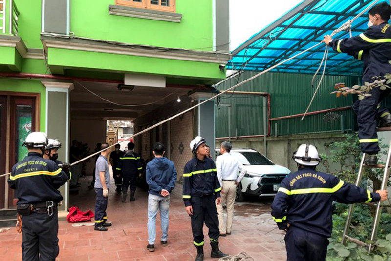 Giải cứu thành công nam thanh niên cầm dao đòi tự tử và cố thủ trên tầng 8 khách sạn sau gần 6 giờ đồng hồ -0