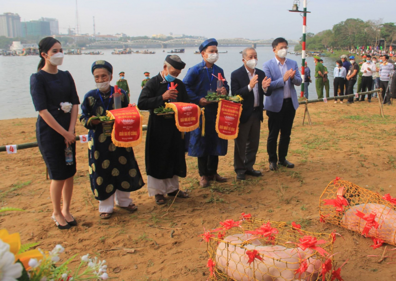 Gần 500 vận động viên tham dự giải đua ghe truyền thống TP Huế -0