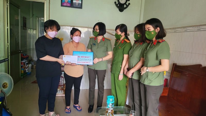 Hội Phụ nữ Cục Truyền thông CAND trao quà “Mẹ đỡ đầu” cho trẻ mồ côi -0