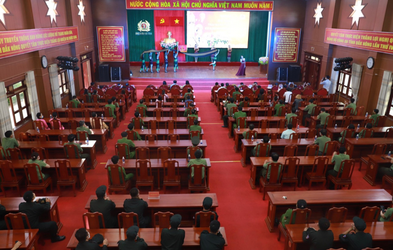 Bế mạc Trại sáng tác văn học về đề tài “Hình tượng người chiến sĩ Cảnh sát nhân dân” -0