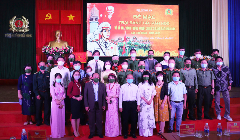 Bế mạc Trại sáng tác văn học về đề tài “Hình tượng người chiến sĩ Cảnh sát nhân dân” -0