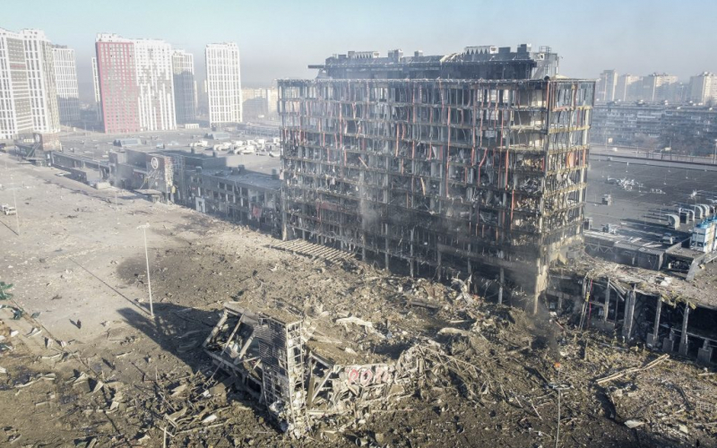Khu vực trung tâm thương mại ở Kiev bị phá hủy hoàn toàn sau đòn tập kích của Nga. Ảnh: Getyt Images