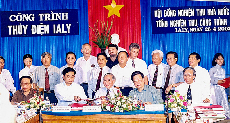 Những người ở lại Yaly -0