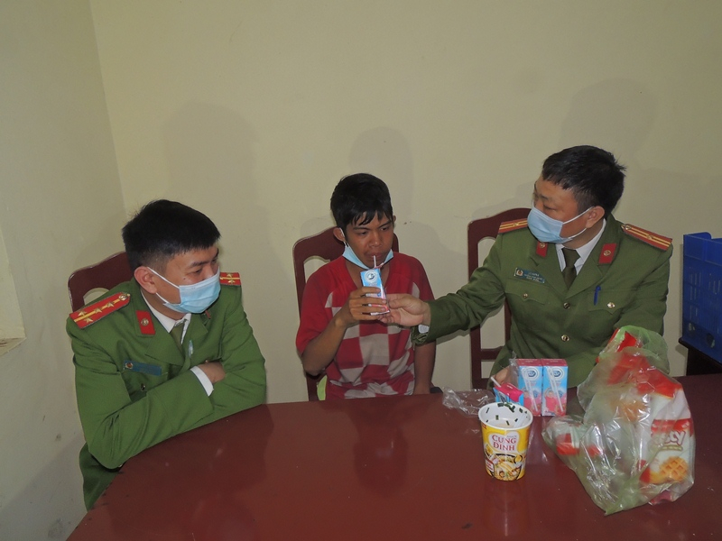 Công an xã giúp tìm người thân cho nam thanh niên thiểu năng trí tuệ lạc đường trong đêm -0