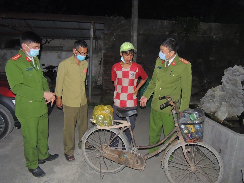 Công an xã giúp tìm người thân cho nam thanh niên thiểu năng trí tuệ lạc đường trong đêm -0