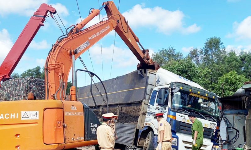 Xe tải chở hạt điều bị lật vào quán ăn làm 2 người chết -0