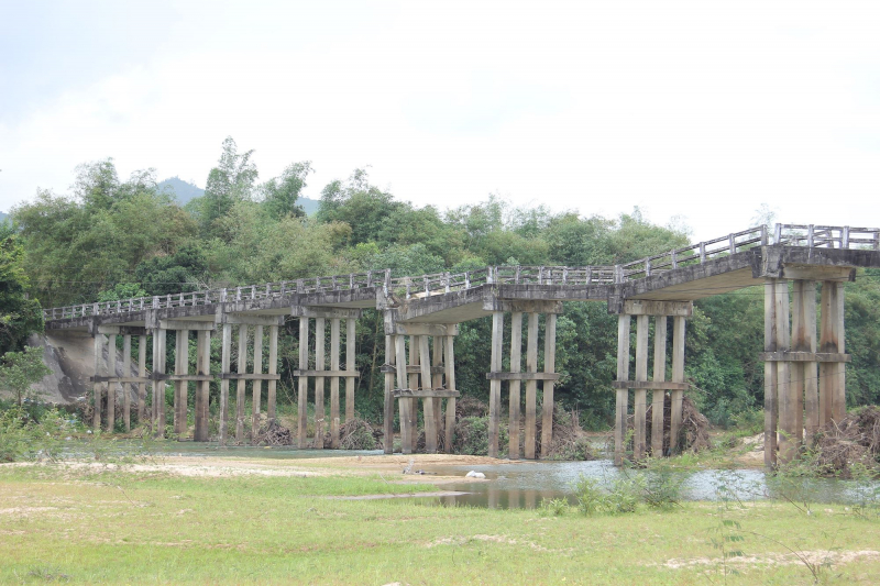 Cầu bắc qua sông sắp sập, dân vẫn “liều mình” vượt qua -0