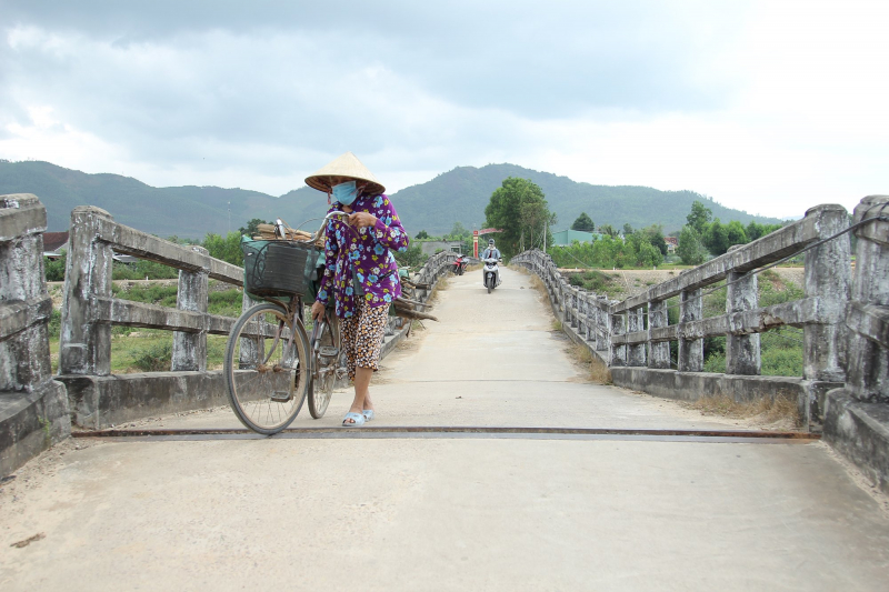 Cầu bắc qua sông sắp sập, dân vẫn “liều mình” vượt qua -0