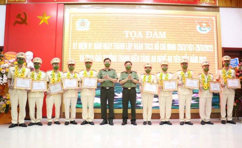 Tôn vinh gương Thanh niên Công an Nghệ An tiêu biểu 2021 -0