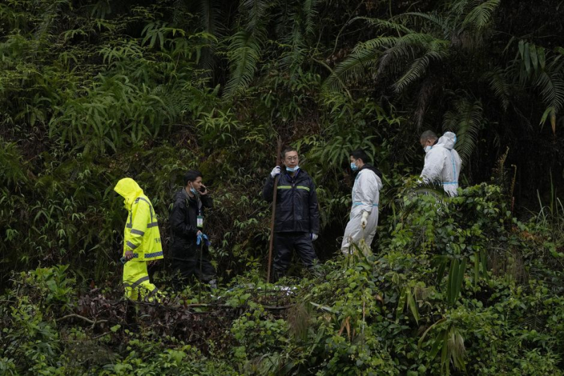 Tìm thấy mảnh vỡ động cơ máy bay Trung Quốc gặp nạn -0