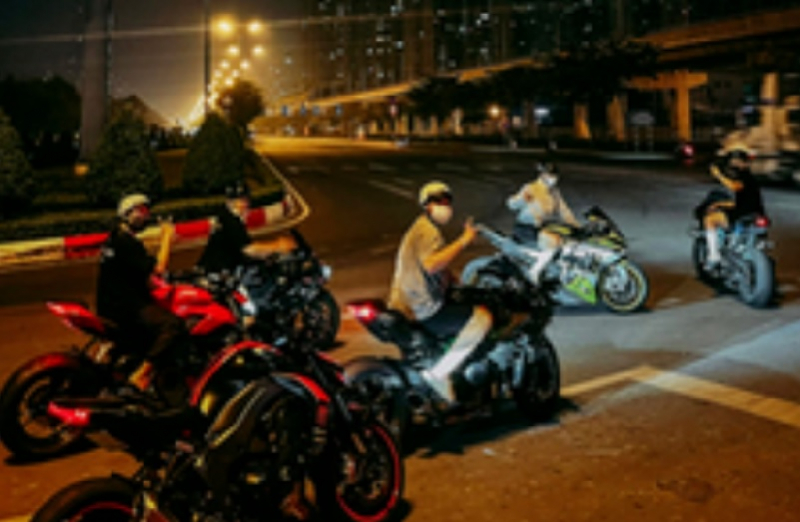 Phạt hành chính nhóm “quái xế” chạy mô tô phân khối lớn “quậy phá” trên phố đi bộ -0