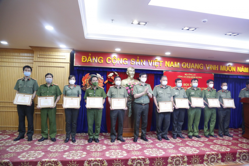 Công an Bình Dương khen thưởng nhiều tập thể, cá nhân có thành tích xuất sắc -0