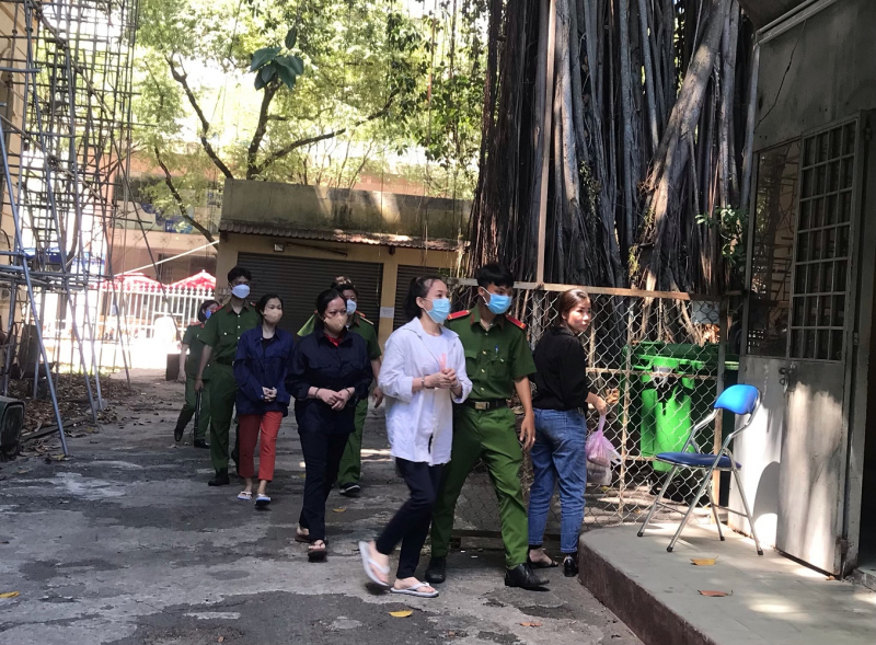 Giám đốc không biết chữ và đồng phạm sản xuất găng tay y tế giả lãnh 42 năm tù -0